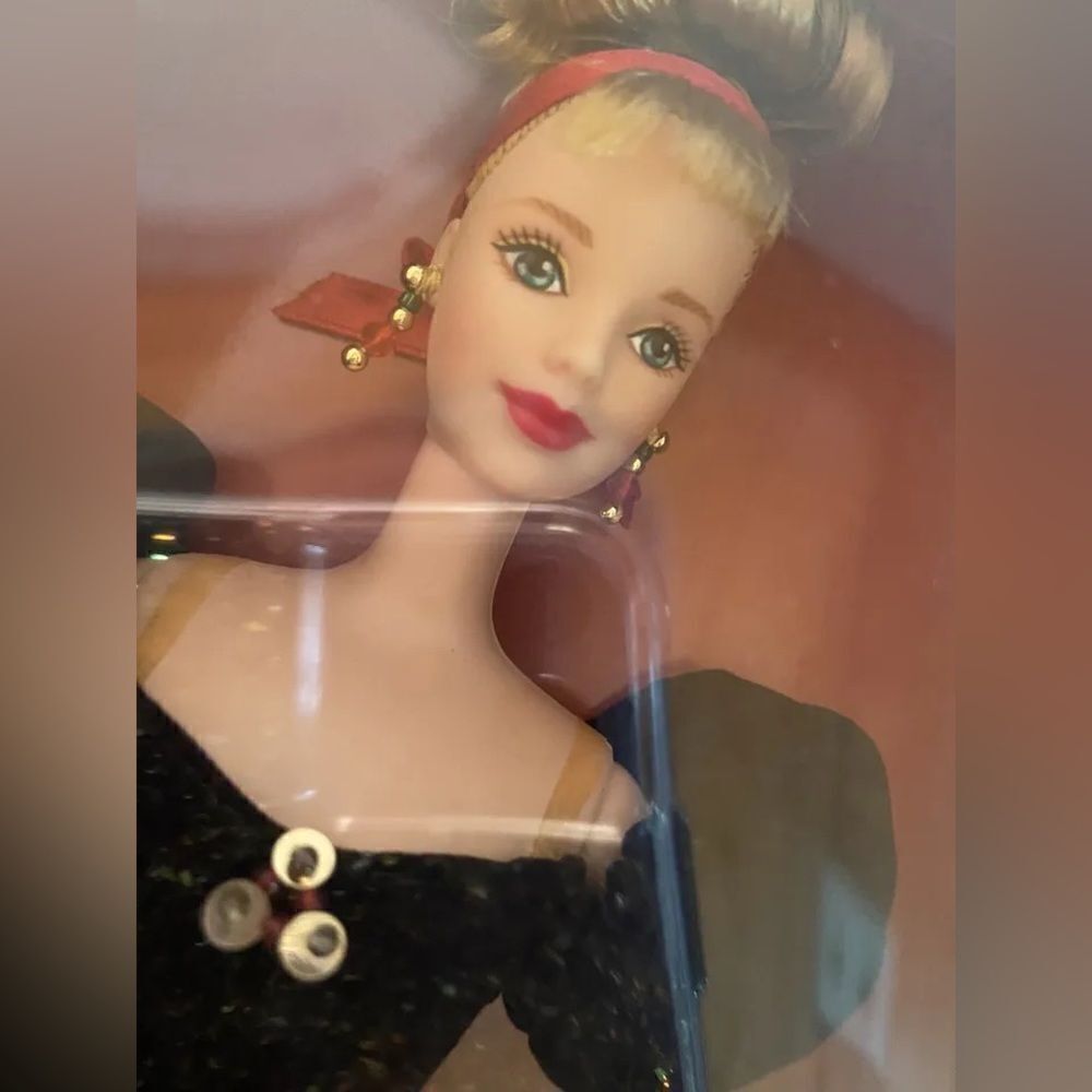 VINTAGE 1998 AVON EXCLUSIVE SPECIAL EDITION WINTER SPLENDOR BARBIE NIB - Picture 3 of 8